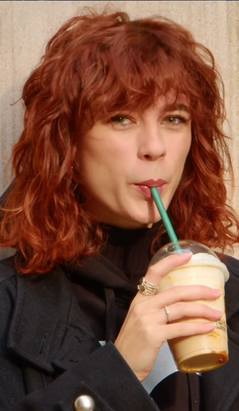 Anna pije frappuccino